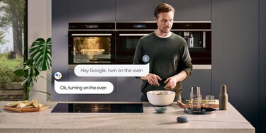 άνδρας μιλάει στη συσκευή google home