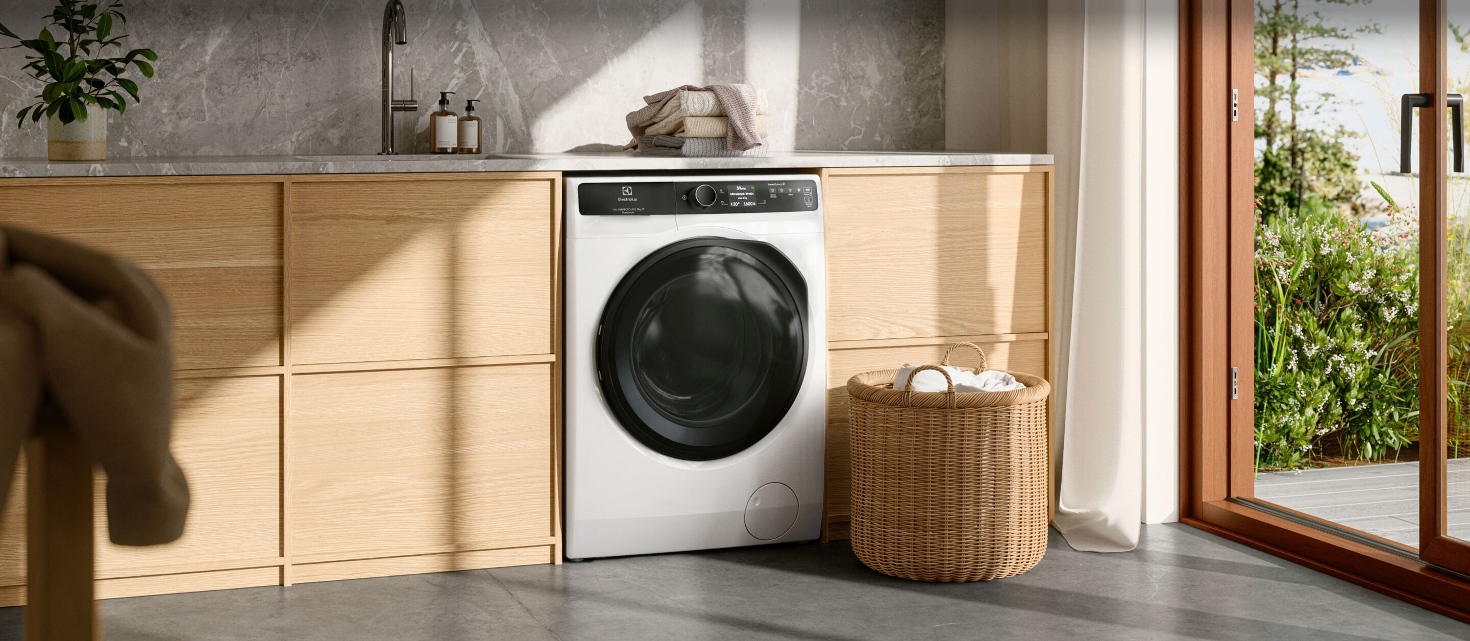 Πλυντήριο ρούχων Electrolux μέσα σε φωτεινό δωμάτιο.