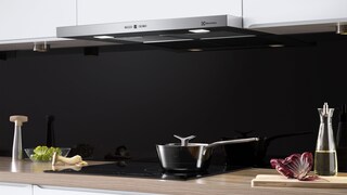Ένας απορροφητήρας της Electrolux πάνω από μια κατσαρόλα σε επαγωγικές εστίες