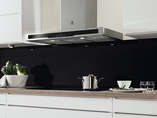 Ένας απορροφητήρας της Electrolux που βγαίνει μέσα από τον πάγκο της κουζίνας