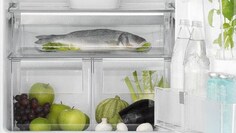 Ένα κοντινό πλάνο του ψυγείου FreshPlus της Electrolux γεμάτο με τρόφιμα σε κάθε ράφι