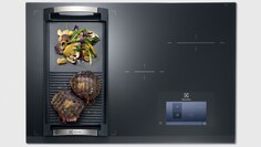 Οι επαγωγικές εστίες Infinite™ Combi της Electrolux με ένα γκριλ plancha πάνω σε αυτές