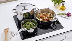 Η συλλογή μαγειρικών σκευών Infinite Chef της Electrolux πάνω σε επαγωγικές εστίες