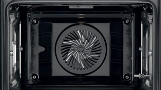 Το καθαρό εσωτερικό ενός φούρνου της Electrolux
