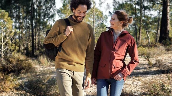 Δύο άνθρωποι περπατούν στο δάσος