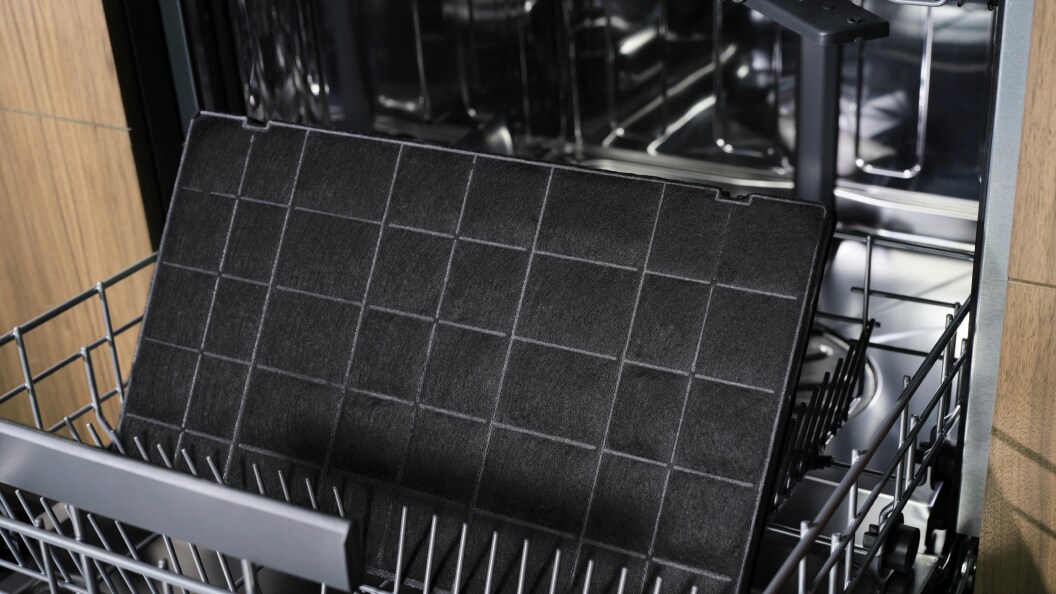Φίλτρο άνθρακα Electrolux στο πλυντήριο πιάτων.