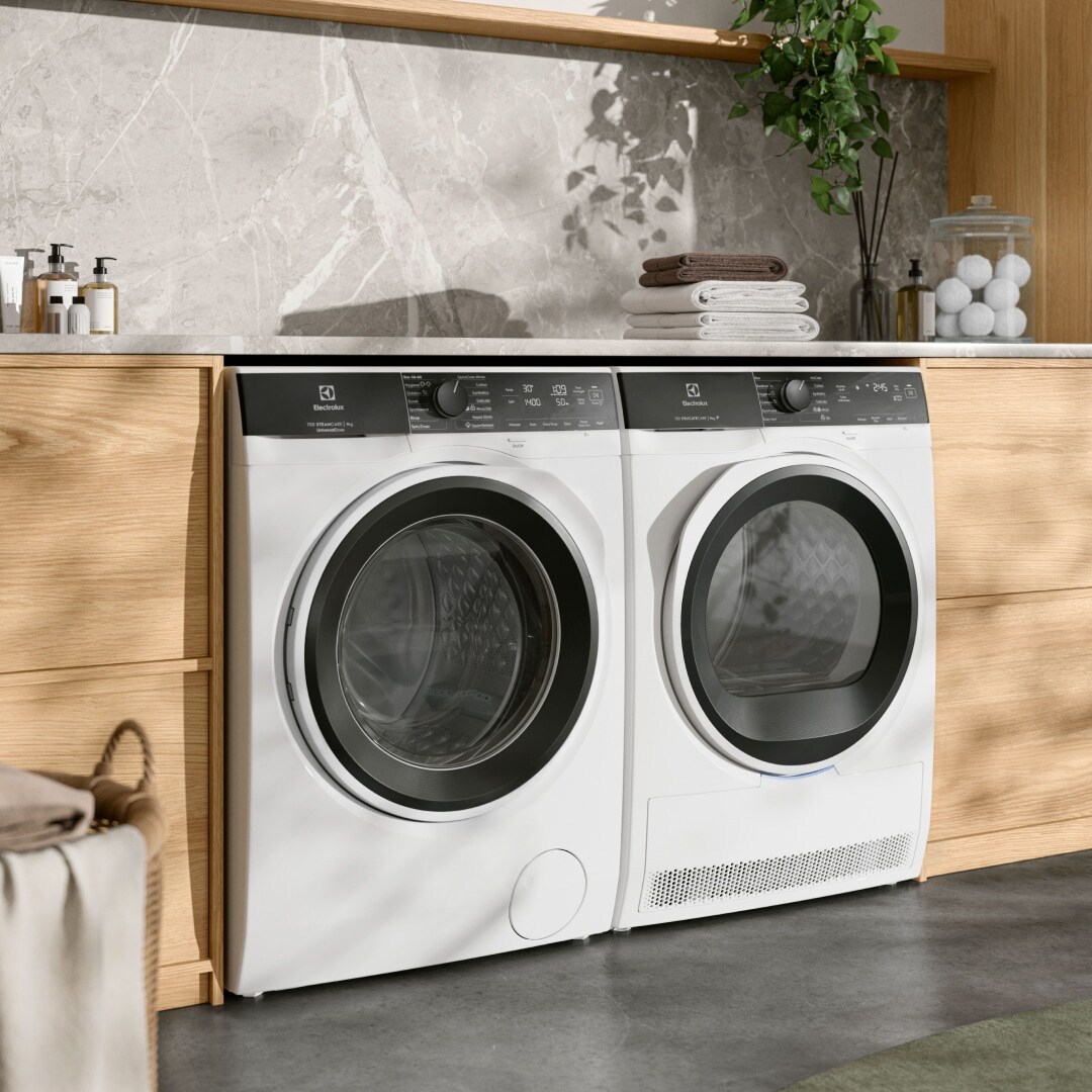 Στεγνωτήριο και πλυντήριο ρούχων electrolux κάτω από έναν πάγκο.
