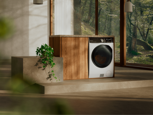 Ένα πλυντήριο-στεγνωτήριο electrolux σε οικιακό περιβάλλον.