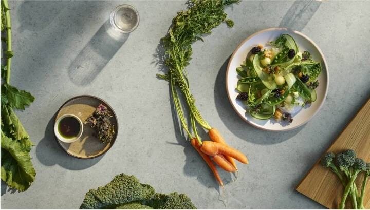 Φρέσκα τρόφιμα τοποθετημένα σε ένα τραπέζι.