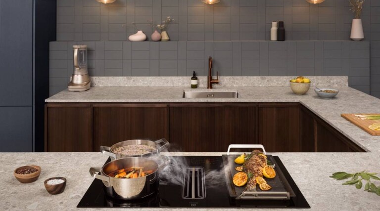 Μαγείρεμα φαγητού σε εστία electrolux που προβάλλει την καθημερινή βιώσιμη ζωή