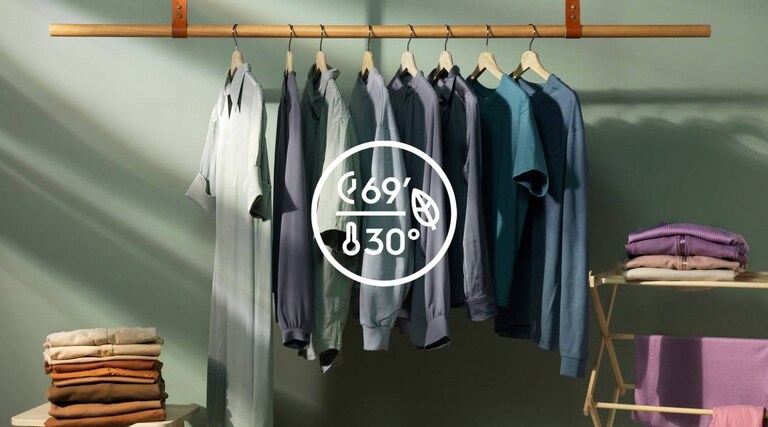 Καθαρά ρούχα κρεμασμένα σε σχάρα ρούχων, πλυμένα στους 30 βαθμούς για εξοικονόμηση ενέργειας