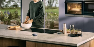 χαίρια στο μπολ και Google Assistant στο πάγκο