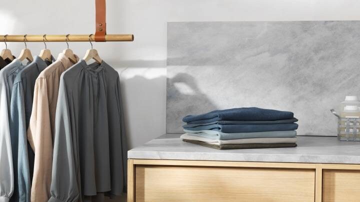 Διπλωμένα ρούχα μαζί με κρεμασμένα ρούχα