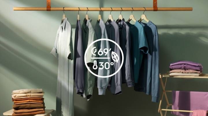 Σύμβολο πλύσης 30 βαθμών και ρούχα στο φόντο