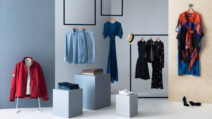 Μια οργανωμένη ντουλάπα με φορέματα και σακάκια