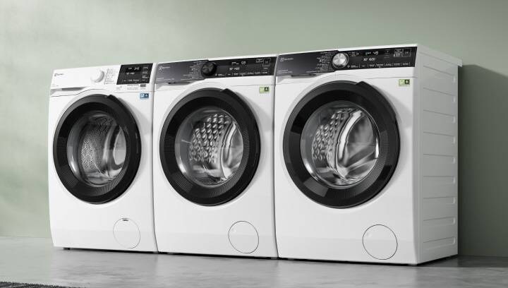 Τρία διαφορετικά πλυντήρια ρούχων Electrolux τοποθετημένα το ένα δίπλα στο άλλο